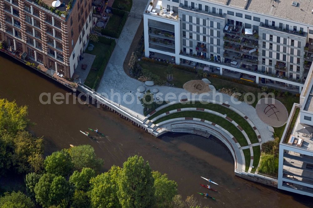 Aerial image Leipzig - Canoeists underway at the Multi-family residential complex Nonnenstrasse at the riverbank Weisse Elster in the district Plagwitz in Leipzig in the state Saxony
