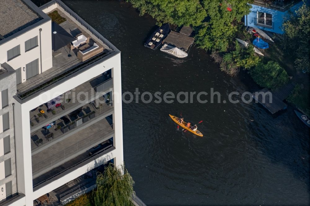 Aerial photograph Leipzig - Canoeists and rowing boat in motion along the course of the Weisse Elster river in the district Schleussig in Leipzig in the state Saxony, Germany