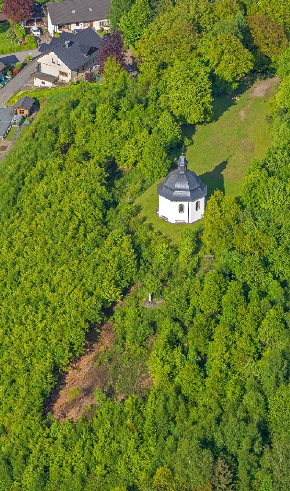 Aerial image Olpe OT Oberveischede - View of the chapel Unserer lieben Frau vom Renneberg in the district of Oberveischede in Olpe in the state of North Rhine-Westphalia