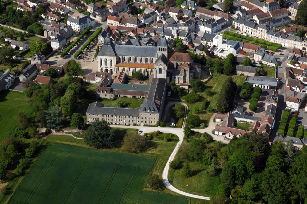 Aerial photograph Saint-Benoit-sur-Loire - Church building of the cathedral of basilica Saint Benoit de Fleury on street Avenue de l'Abbaye in Saint-Benoit-sur-Loire in Centre-Val de Loire, France
