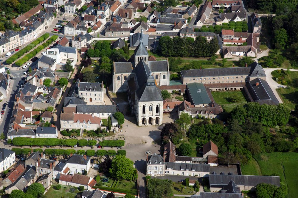 Aerial image Saint-Benoit-sur-Loire - Church building of the cathedral of basilica Saint Benoit de Fleury on street Avenue de l'Abbaye in Saint-Benoit-sur-Loire in Centre-Val de Loire, France