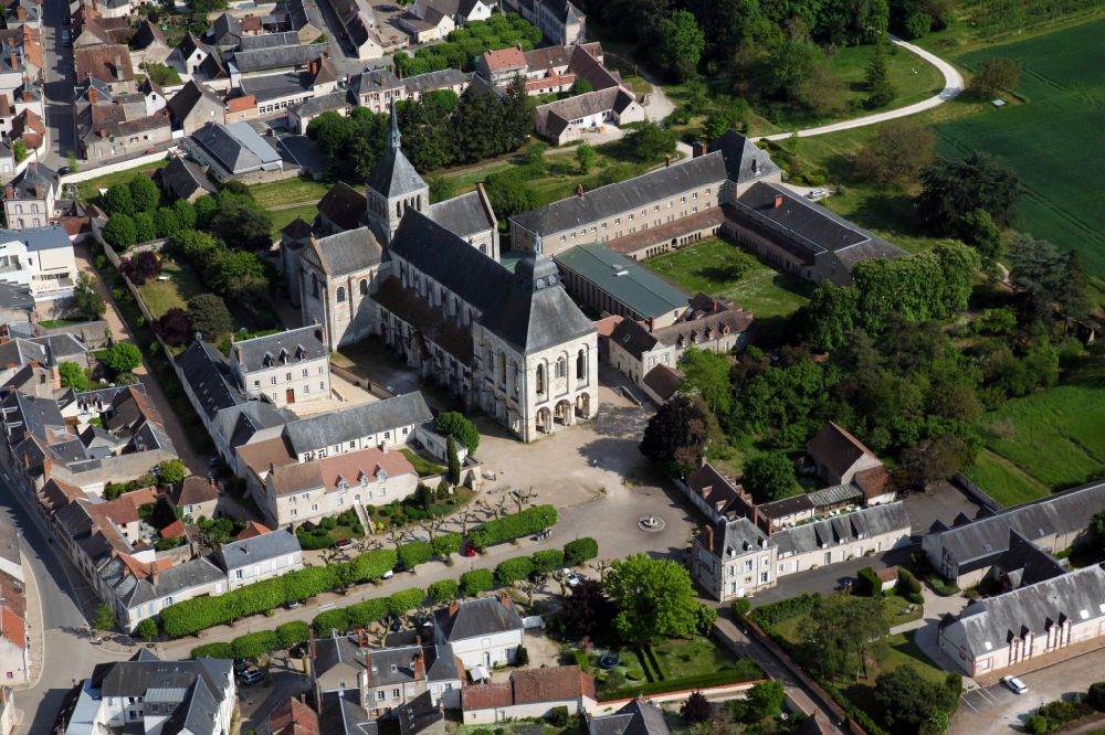Aerial photograph Saint-Benoit-sur-Loire - Church building of the cathedral of basilica Saint Benoit de Fleury on street Avenue de l'Abbaye in Saint-Benoit-sur-Loire in Centre-Val de Loire, France