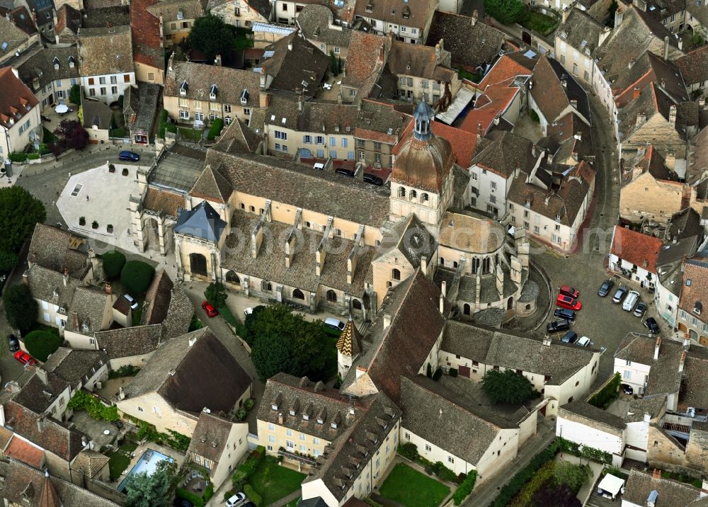 Aerial photograph Beaune - Church building of the cathedral of Basilique Notre-Dame on place Pl. du General Leclerc in Beaune in Bourgogne-Franche-Comte, France