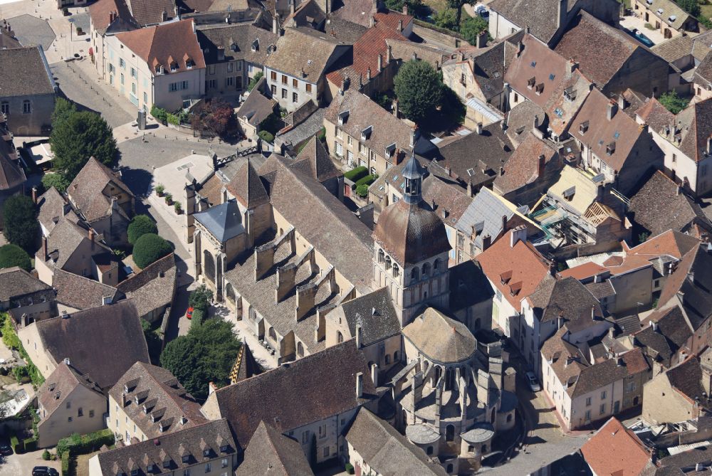 Aerial image Beaune - Church building of the cathedral of Basilique Notre-Dame on place Pl. du General Leclerc in Beaune in Bourgogne-Franche-Comte, France