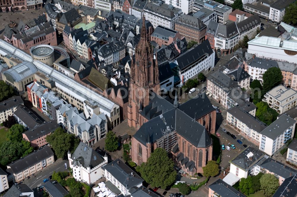 Aerial image Frankfurt am Main - Church building of the cathedral of Kaiserdom St. Bartholomaeus on the Domplatz in the district Altstadt in Frankfurt in the state Hesse, Germany