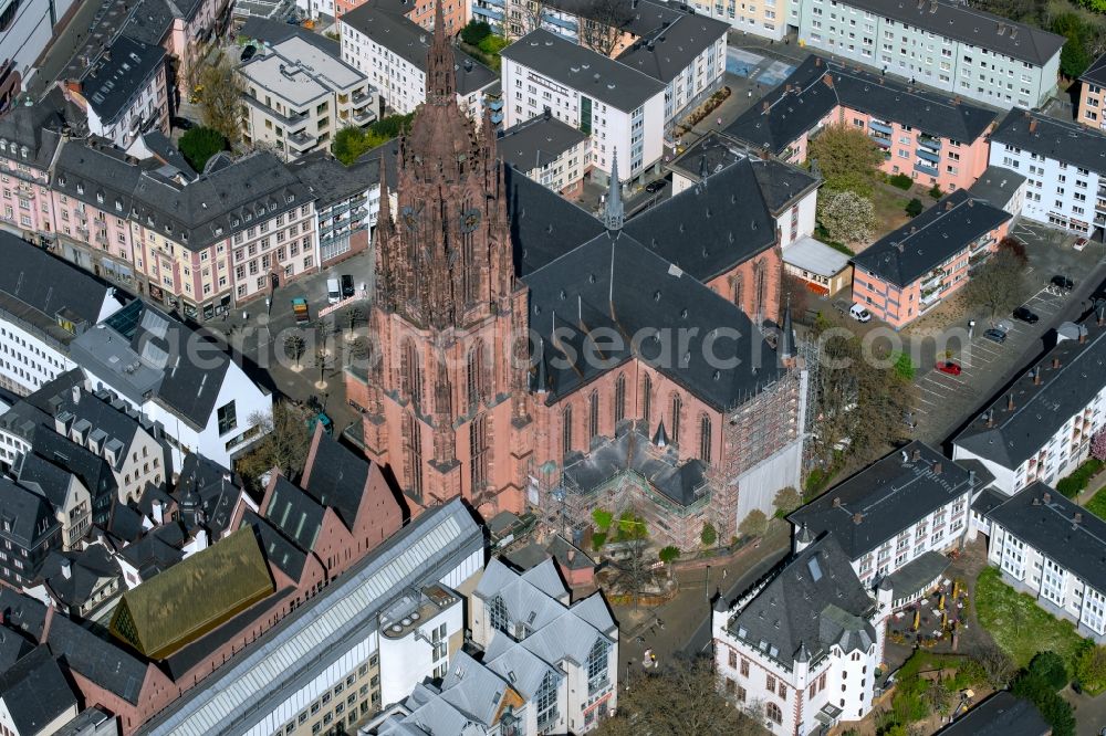 Aerial photograph Frankfurt am Main - Church building of the cathedral of Kaiserdom St. Bartholomaeus on the Domplatz in the district Altstadt in Frankfurt in the state Hesse, Germany