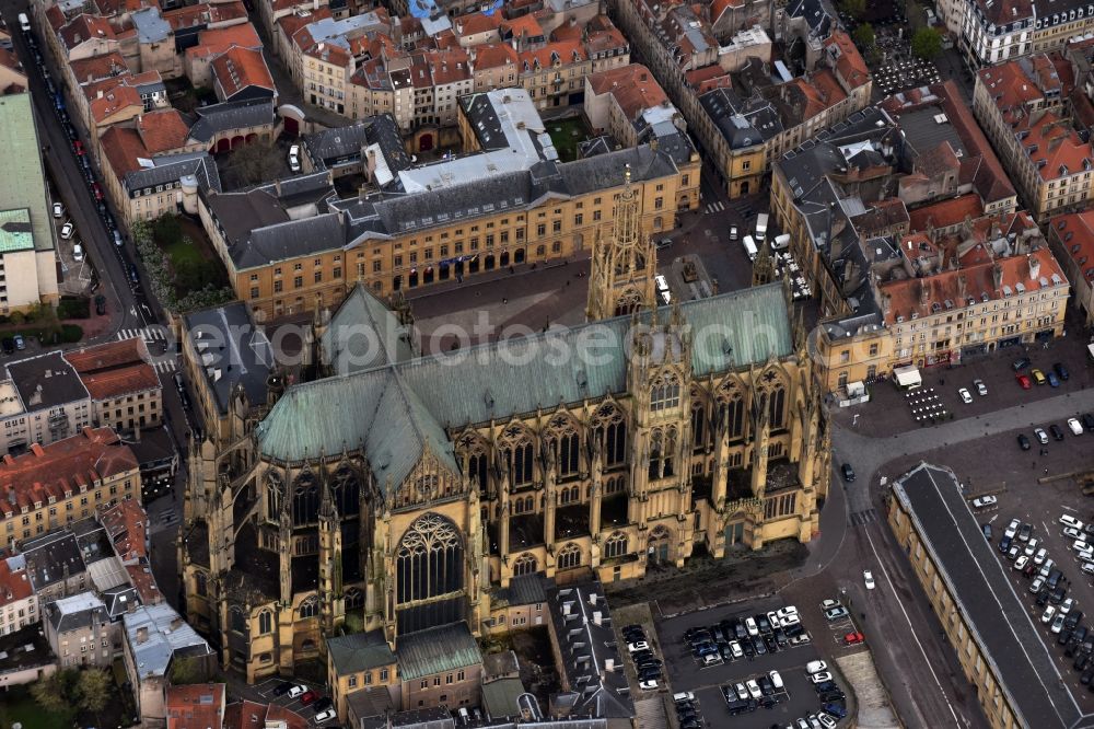 Aerial photograph Metz - Church building of the cathedral of Metz Cathedral am Place d'Armes in Metz in Alsace-Champagne-Ardenne-Lorraine, France
