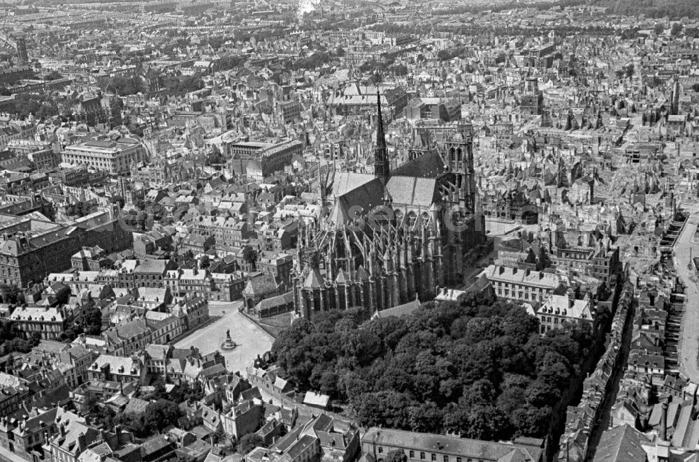 Aerial photograph Amiens - Church building of the cathedral of Notre Dame in Amiens in Hauts-de-France, France