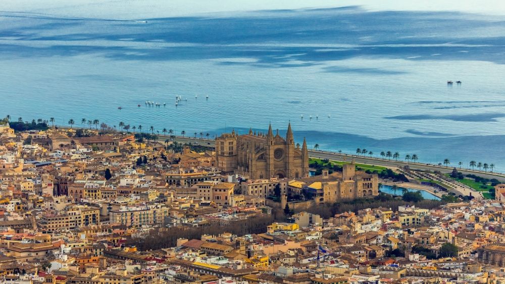 Palma from the bird's eye view: Church building of the cathedral of on Placa de la Seu in Palma in Balearic island of Mallorca, Spain