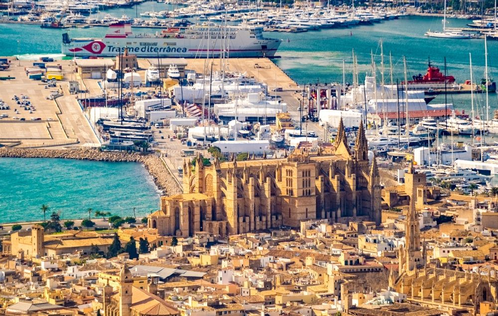 Palma from the bird's eye view: Church building of the cathedral of on Placa de la Seu in center of Palma in Balearic island of Mallorca, Spain