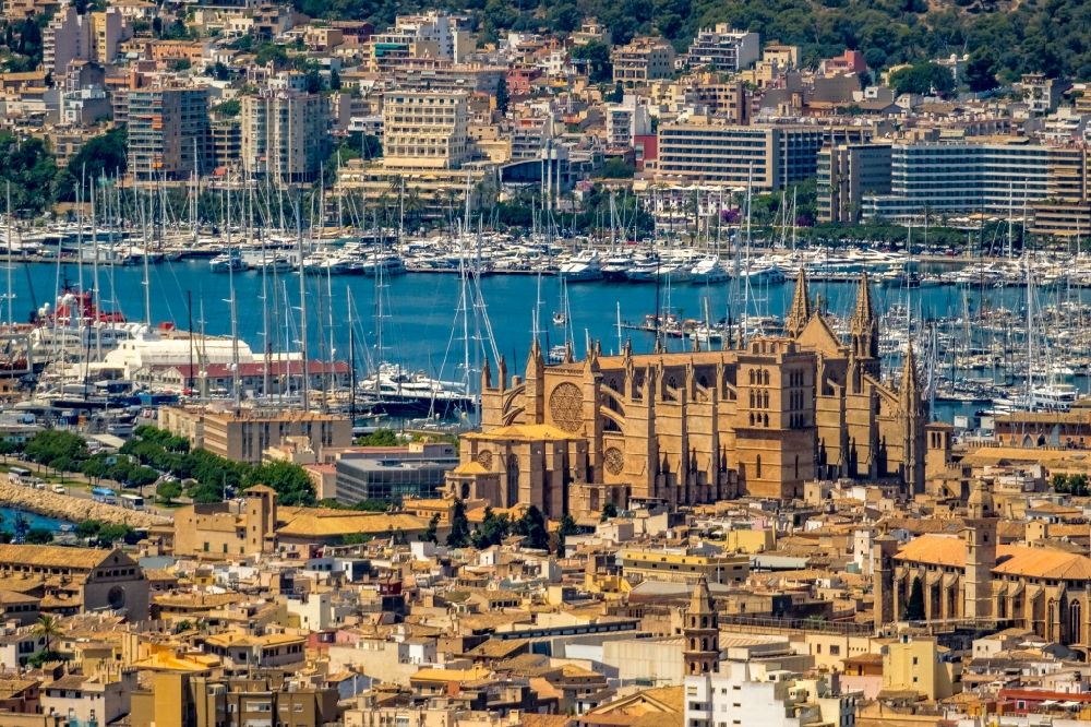 Aerial photograph Palma - Church building of the cathedral on Placa de la Seu in the old town - center in Palma de Mallorca on the Balearic island of Mallorca, Spain
