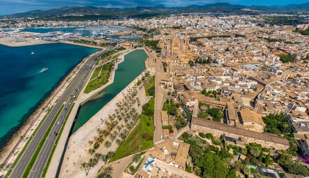 Palma from the bird's eye view: Church building of the cathedral of on Placa de la Seu in center of Palma in Balearic island of Mallorca, Spain