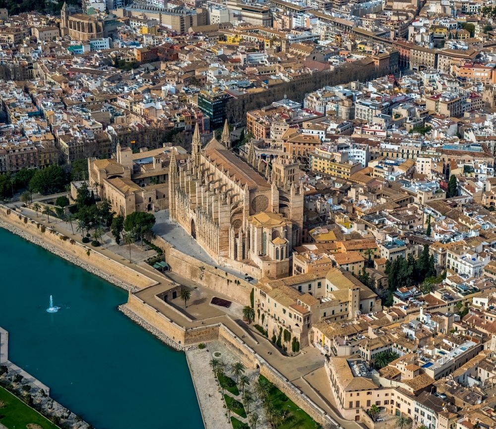 Aerial photograph Palma - Church building of the cathedral on Placa de la Seu in the old town - center with lake and fountain in Parc de la Mar in Palma de Mallorca on the Balearic island of Mallorca, Spain