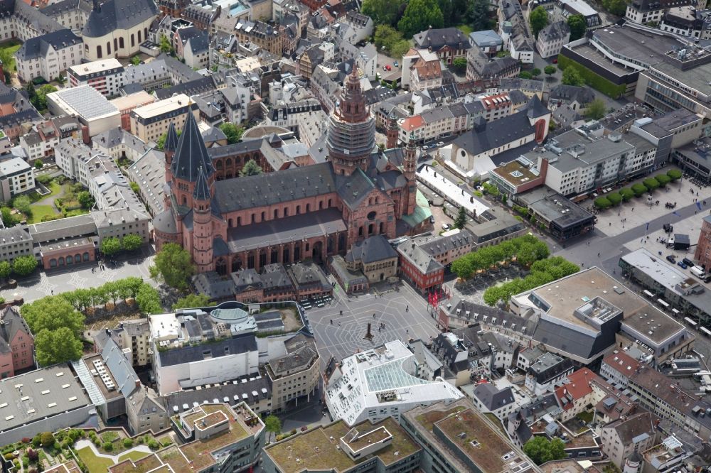 Aerial image Mainz - Church building of the cathedral of Sankt Martin in Mainz in the state Rhineland-Palatinate, Germany. The cathedral is a bishop's church of the Roman Catholic Diocese of Mainz and is under the patronage of St. Martin of Tours. The building, which is one of the imperial cathedrals, is in its present form a three-nave Romanesque pillar basilica with Romanesque, Gothic and Baroque elements