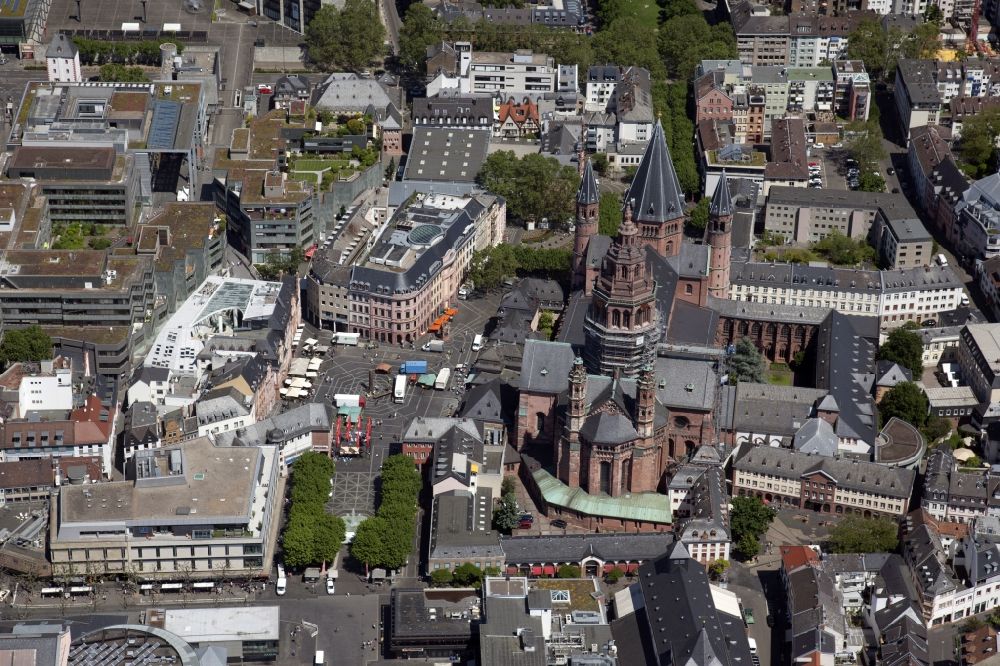 Mainz from above - Church building of the cathedral of Sankt Martin in Mainz in the state Rhineland-Palatinate, Germany