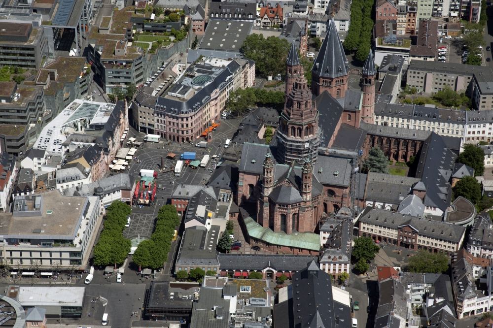 Mainz from the bird's eye view: Church building of the cathedral of Sankt Martin in Mainz in the state Rhineland-Palatinate, Germany