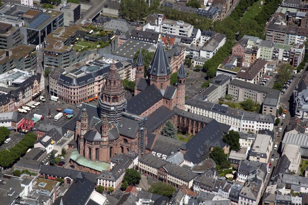 Aerial image Mainz - Church building of the cathedral of Sankt Martin in Mainz in the state Rhineland-Palatinate, Germany