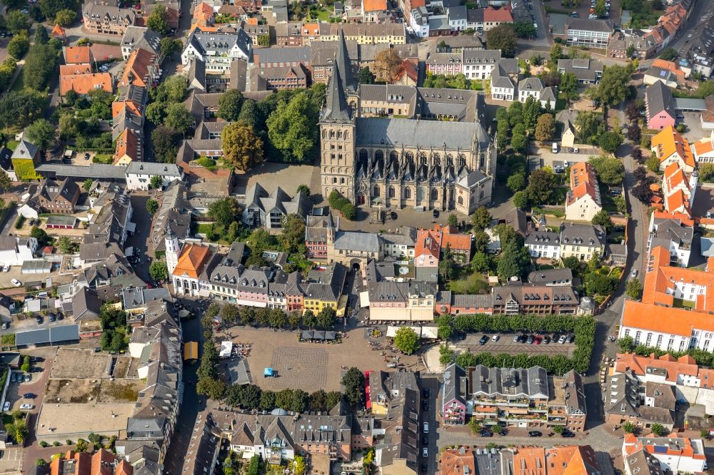 Xanten from the bird's eye view: Church building of the cathedral of Sankt Viktor in Xanten in the state North Rhine-Westphalia, Germany