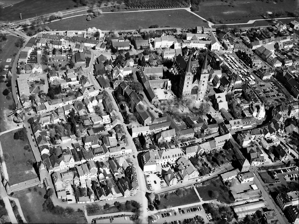 Aerial photograph Xanten - Church building of the cathedral of Sankt Viktor in Xanten in the state North Rhine-Westphalia, Germany