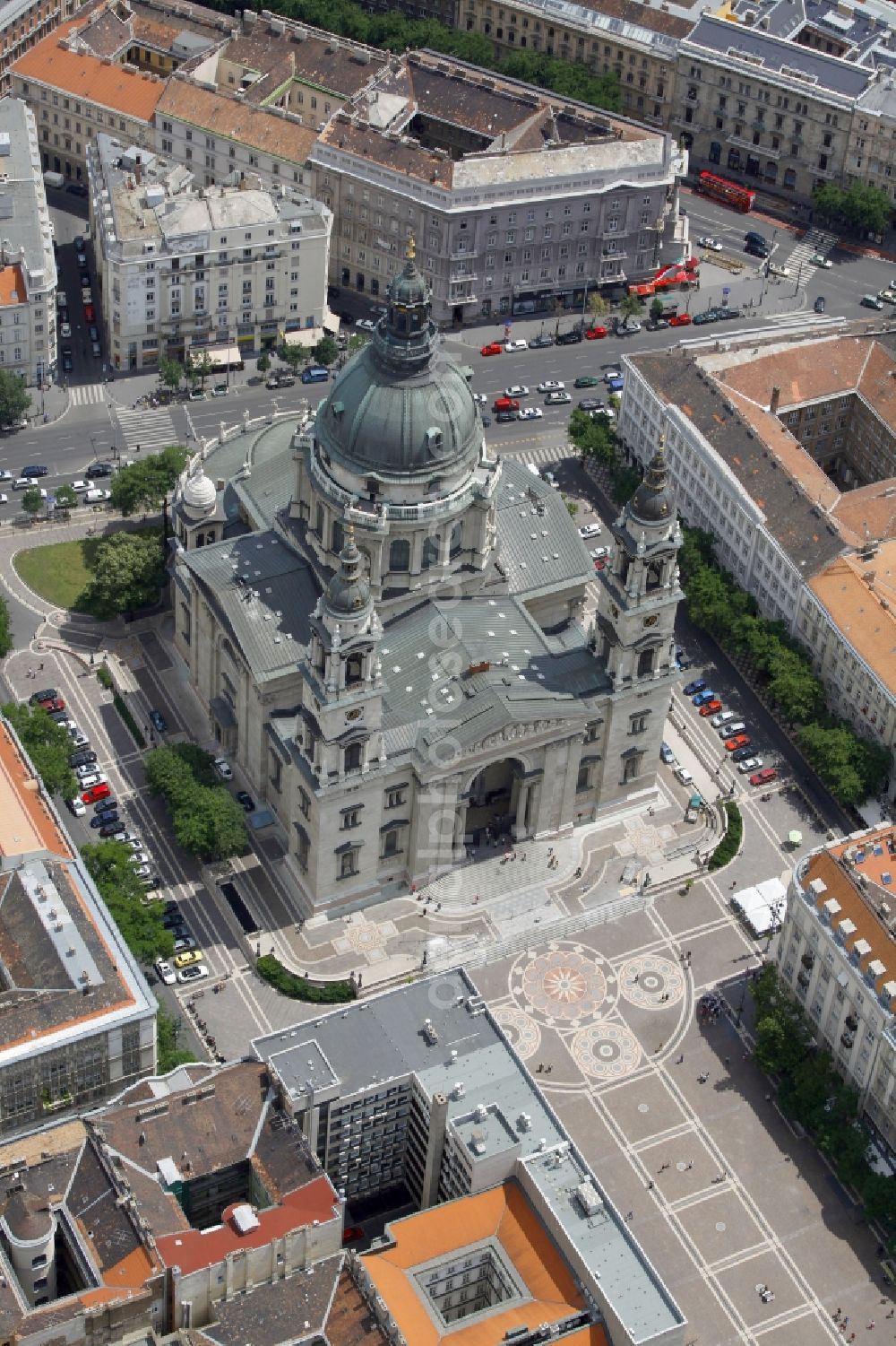 Aerial image Budapest - Church building of the cathedral of St.-Stephans-Basilika Budapest Szent Istvan ter in the district V. keruelet in Budapest in Hungary