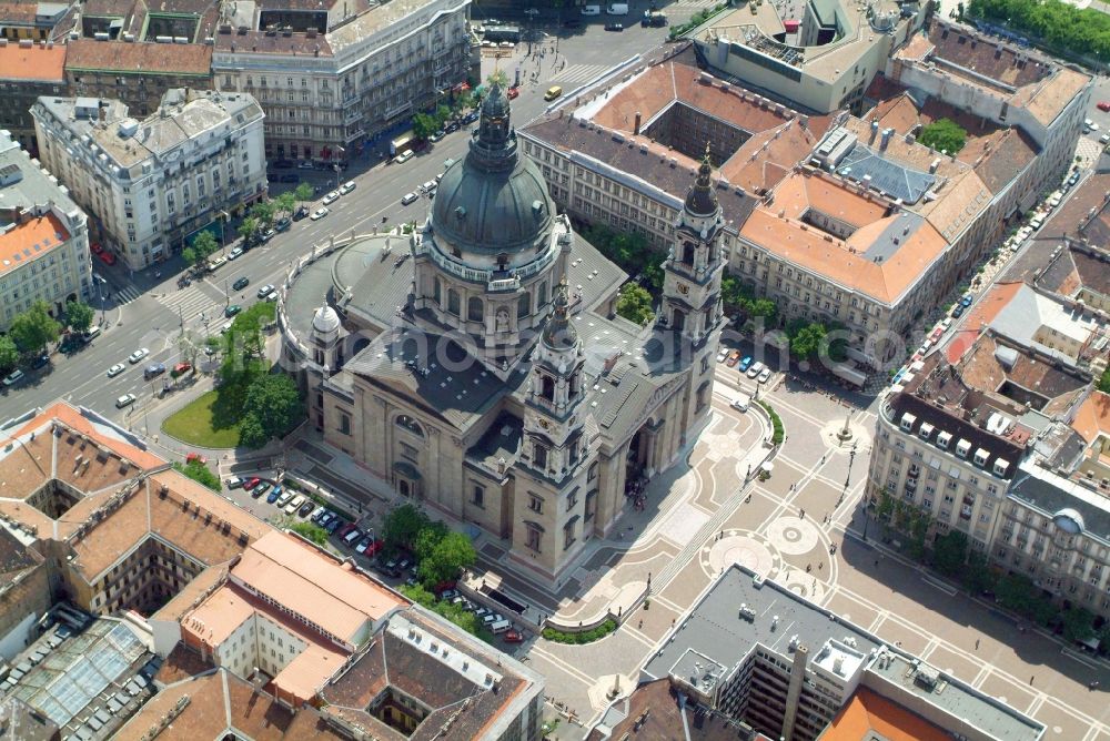 Aerial photograph Budapest - Church building of the cathedral of St.-Stephans-Basilika Budapest Szent Istvan ter in the district V. keruelet in Budapest in Hungary