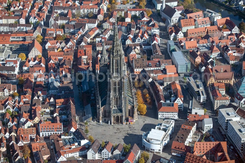 Ulm from the bird's eye view: Church building of the cathedral of Ulmer Muenster on Muensterplatz in Ulm in the state Baden-Wuerttemberg
