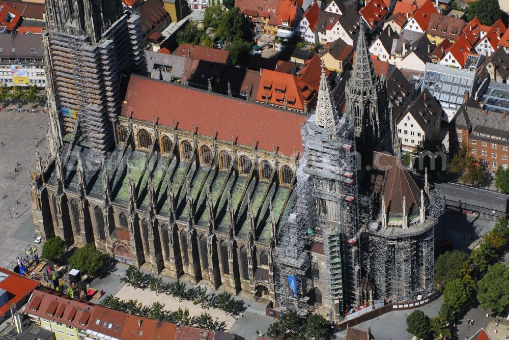 Aerial photograph Ulm - Church building of the cathedral of Ulmer Muenster on Muensterplatz in Ulm in the state Baden-Wuerttemberg