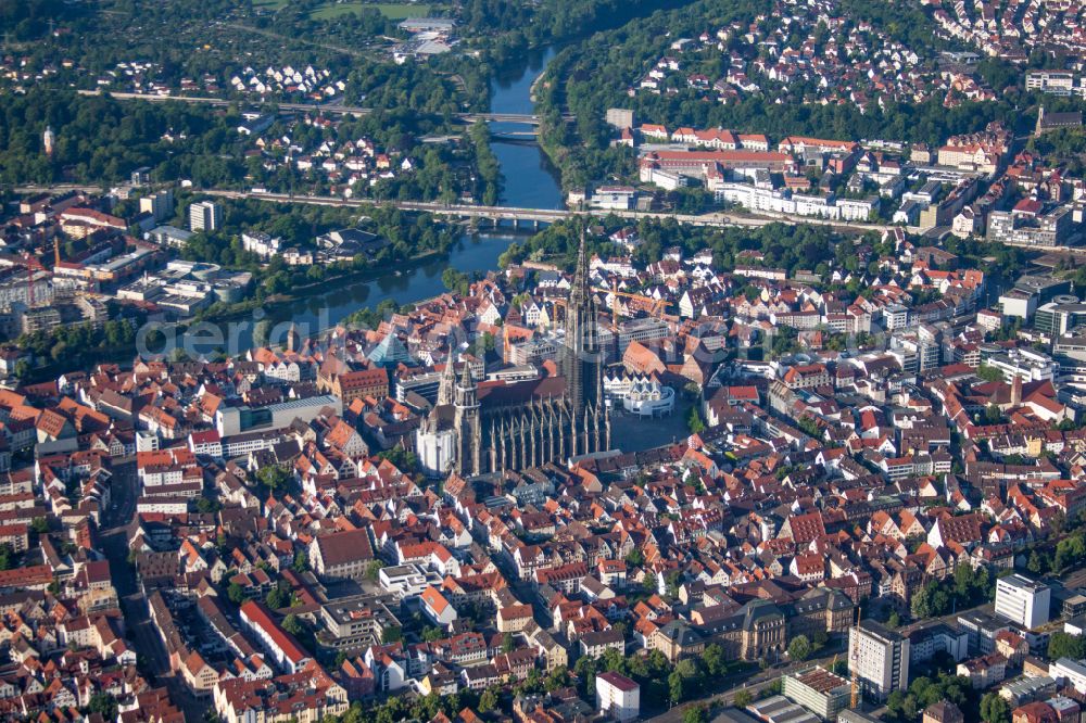 Ulm from the bird's eye view: Church building of the cathedral on place Muensterplatz of Ulmer Muenster on place Muensterplatz in Ulm in the state Baden-Wurttemberg, Germany