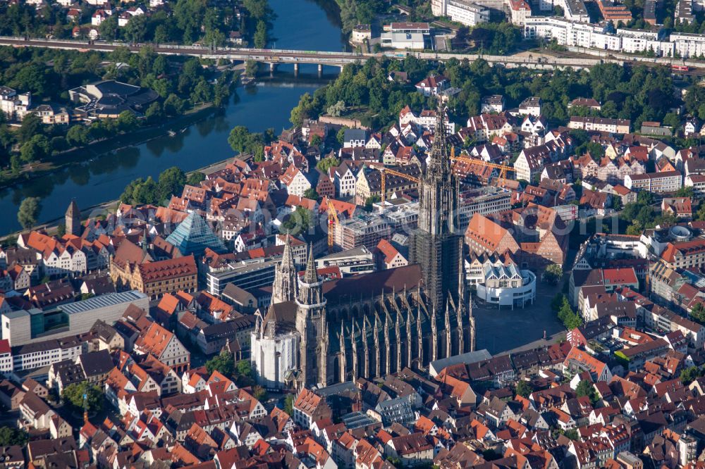 Aerial image Ulm - Church building of the cathedral on place Muensterplatz of Ulmer Muenster on place Muensterplatz in Ulm in the state Baden-Wurttemberg, Germany