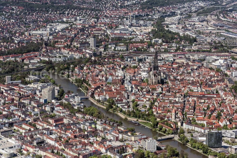 Aerial image Ulm - Church building of the cathedral on place Muensterplatz of Ulmer Muenster on place Muensterplatz in Ulm in the state Baden-Wurttemberg, Germany