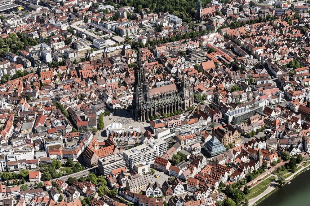 Aerial photograph Ulm - Church building of the cathedral on place Muensterplatz of Ulmer Muenster on place Muensterplatz in Ulm in the state Baden-Wurttemberg, Germany