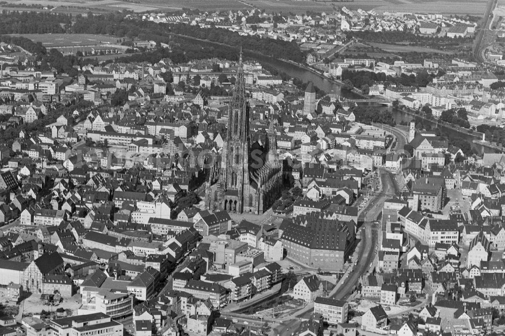 Aerial photograph Ulm - Church building of the cathedral of Ulmer Muenster in Ulm in the state Baden-Wurttemberg, Germany