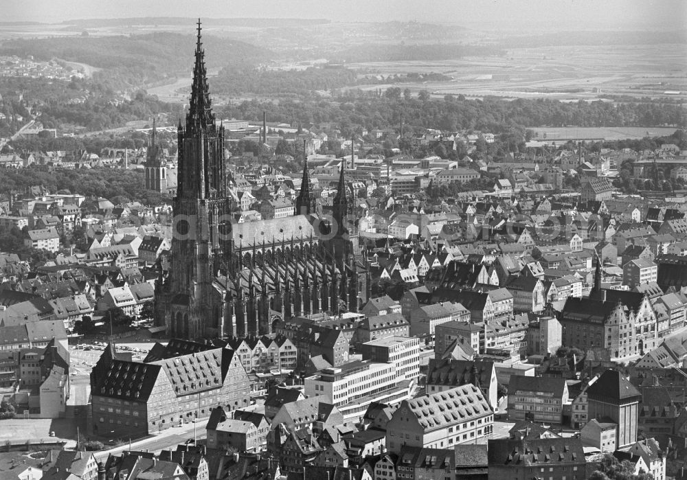 Ulm from the bird's eye view: Church building of the cathedral of Ulmer Muenster in Ulm in the state Baden-Wurttemberg, Germany