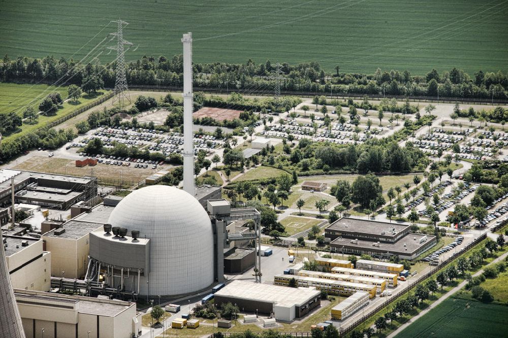 Grohnde from above - Kernkraftwerk KKW / Atomkraftwerk AKW Grohnde KWG an der Weser in Niedersachsen. Nuclear power station NPS / atomic plant Grohnde at the Weser river in Lower Saxony.