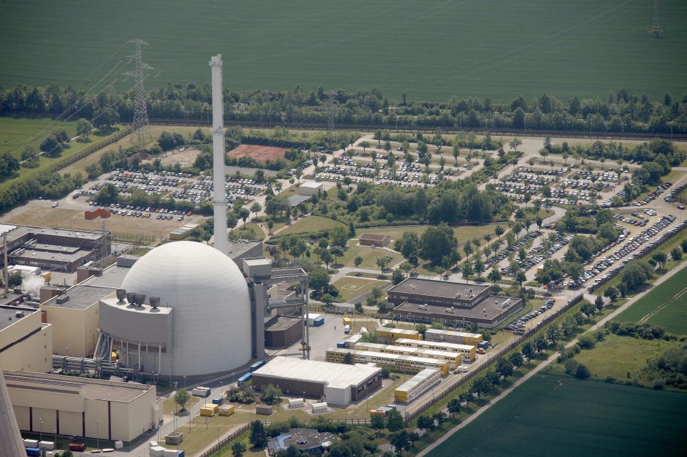 Grohnde from the bird's eye view: Kernkraftwerk KKW / Atomkraftwerk AKW Grohnde KWG an der Weser in Niedersachsen. Nuclear power station NPS / atomic plant Grohnde at the Weser river in Lower Saxony.