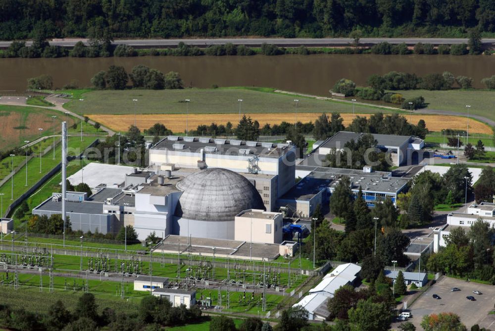 Obrigheim from the bird's eye view: Blick auf das stillgelegte Kernkraftwerk in Obrigheim. Das stillgelegte Kernkraftwerk Obrigheim (KWO) liegt in Obrigheim am Neckar im Neckar-Odenwald-Kreis und ist mit einem leichtwassermoderierten Druckwasserreaktor ausgerüstet. Im Herbst 1964 wurde die Kernkraftwerk Obrigheim GmbH (KWO) als Bauherr und zukünftiger Betreiber mit 13 Gesellschaftern gegründet. Als Hauptgesellschafter fungierten die Energieversorgung Schwaben mit 35 % und das Badenwerk mit 28 %. Am 22. September 1968 wurde der Druckwasserreaktor erstmals kritisch und speiste erstmals elektrische Energie in das Stromnetz ein. Im Zuge des Ausstiegs aus der Kernenergie in Deutschland wurde das Elektrizitätswerk am 11. Mai 2005 abgeschaltet. Der Rückbau begann Ende 2007, der vollständige Abbau der Anlage soll 2023 abgeschlossen sein. Das Kernkraftwerk Obrigheim wird seit 2007 von der EnBW Kernkraft GmbH (EnKK) betrieben. Kontakt: Kernkraftwerk Obrigheim, Kraftwerkstr. 1, 74847 Obrigheim / EnBW Kraftwerke AG, Lautenschlagerstr. 20, 70173 Stuttgart, Tel.: 0711/2181-0,