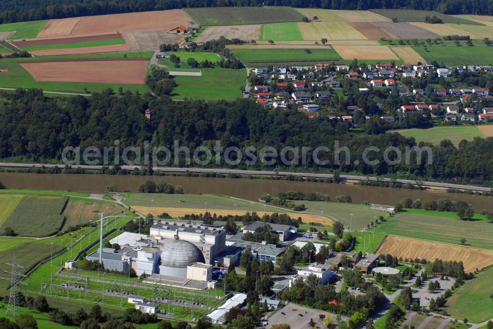 Aerial image Obrigheim - Blick auf das stillgelegte Kernkraftwerk in Obrigheim. Das stillgelegte Kernkraftwerk Obrigheim (KWO) liegt in Obrigheim am Neckar im Neckar-Odenwald-Kreis und ist mit einem leichtwassermoderierten Druckwasserreaktor ausgerüstet. Im Herbst 1964 wurde die Kernkraftwerk Obrigheim GmbH (KWO) als Bauherr und zukünftiger Betreiber mit 13 Gesellschaftern gegründet. Als Hauptgesellschafter fungierten die Energieversorgung Schwaben mit 35 % und das Badenwerk mit 28 %. Am 22. September 1968 wurde der Druckwasserreaktor erstmals kritisch und speiste erstmals elektrische Energie in das Stromnetz ein. Im Zuge des Ausstiegs aus der Kernenergie in Deutschland wurde das Elektrizitätswerk am 11. Mai 2005 abgeschaltet. Der Rückbau begann Ende 2007, der vollständige Abbau der Anlage soll 2023 abgeschlossen sein. Das Kernkraftwerk Obrigheim wird seit 2007 von der EnBW Kernkraft GmbH (EnKK) betrieben. Kontakt: Kernkraftwerk Obrigheim, Kraftwerkstr. 1, 74847 Obrigheim / EnBW Kraftwerke AG, Lautenschlagerstr. 20, 70173 Stuttgart, Tel.: 0711/2181-0,