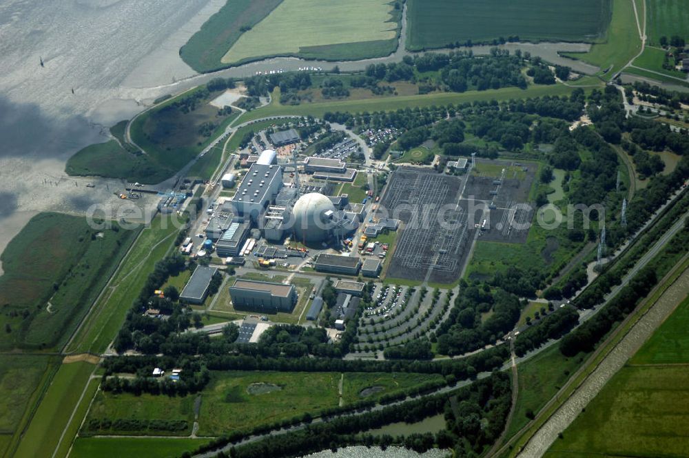 Aerial image Nordenham - Das Kernkraftwerk Unterweser (KKU - auch bekannt als KKW Esenshamm und KKW Kleinensiel) befindet sich zwischen der Stadt Nordenham und dem Ort Rodenkirchen, Gemeinde Stadland im Landkreis Wesermarsch, Niedersachsen. Es wurde in den 1970er Jahren von Siemens/KWU gebaut und ging am 29. September 1978 ans Netz. Der Reaktor wurde erstmals am 16. September 1978 kritisch. Bei der Inbetriebnahme war das KKU das größte Kernkraftwerk der Welt. Betreiber des KKU war damals NWK, später PreussenElektra. Es besitzt einen Druckwasserreaktor. Im Reaktor des Kernkraftwerks befinden sich 193 Brennelemente. Das Kernkraftwerk Unterweser hat eine elektrische Leistung von 1.410 MW. Es wird von der E.ON Kernkraft GmbH betrieben.