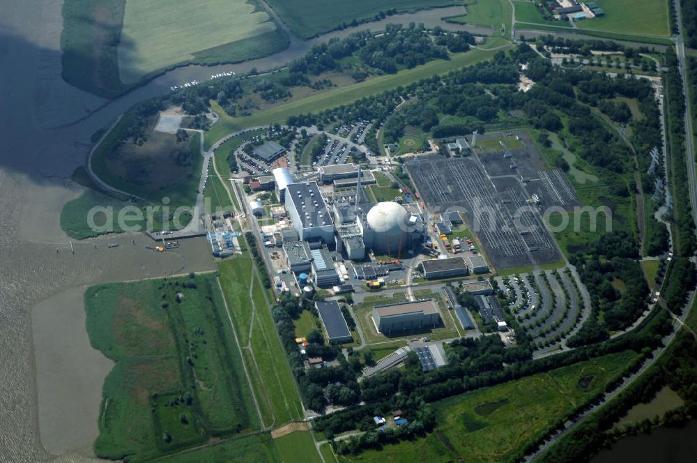 Nordenham from the bird's eye view: Das Kernkraftwerk Unterweser (KKU - auch bekannt als KKW Esenshamm und KKW Kleinensiel) befindet sich zwischen der Stadt Nordenham und dem Ort Rodenkirchen, Gemeinde Stadland im Landkreis Wesermarsch, Niedersachsen. Es wurde in den 1970er Jahren von Siemens/KWU gebaut und ging am 29. September 1978 ans Netz. Der Reaktor wurde erstmals am 16. September 1978 kritisch. Bei der Inbetriebnahme war das KKU das größte Kernkraftwerk der Welt. Betreiber des KKU war damals NWK, später PreussenElektra. Es besitzt einen Druckwasserreaktor. Im Reaktor des Kernkraftwerks befinden sich 193 Brennelemente. Das Kernkraftwerk Unterweser hat eine elektrische Leistung von 1.410 MW. Es wird von der E.ON Kernkraft GmbH betrieben.