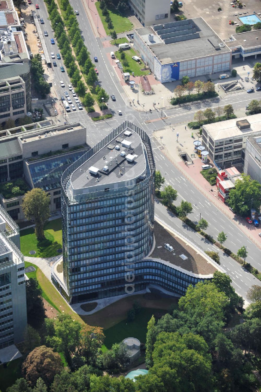 Aerial image Frankfurt am Main - The Westarkade is an office building in Frankfurt am Main. It is located at the Westend district between Zeppelinallee, Bockenheimer Landstraße and Palmengarten. It is owned by the KfW banking group