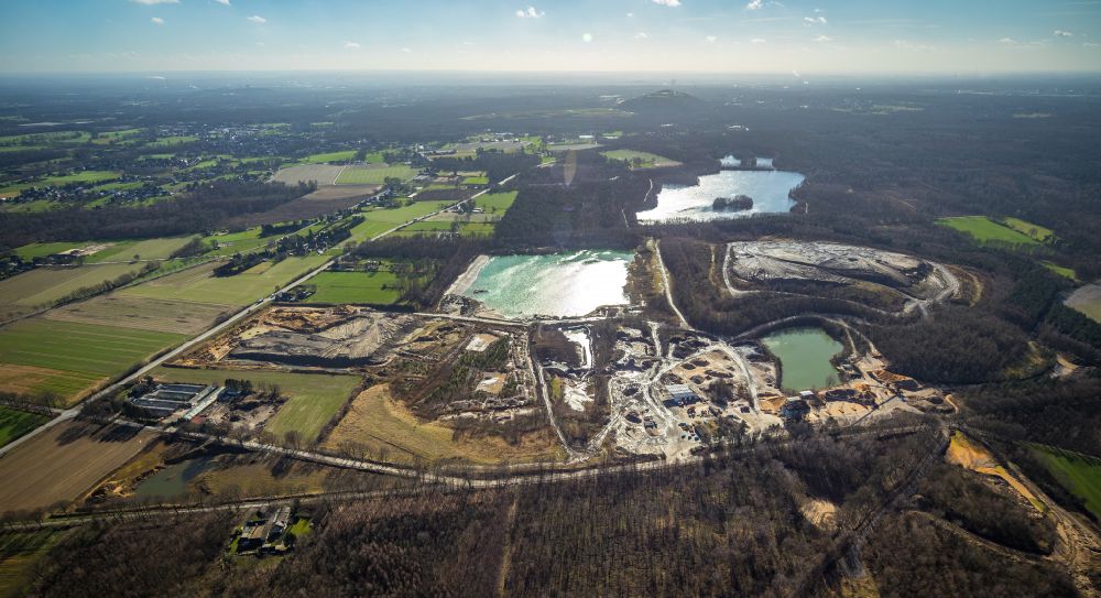 Bottrop from the bird's eye view: Site and tailings area of the gravel and sand mine of Lore Spickermann GmbH & Co. KG in Kirchhellen in the state of North Rhine-Westphalia