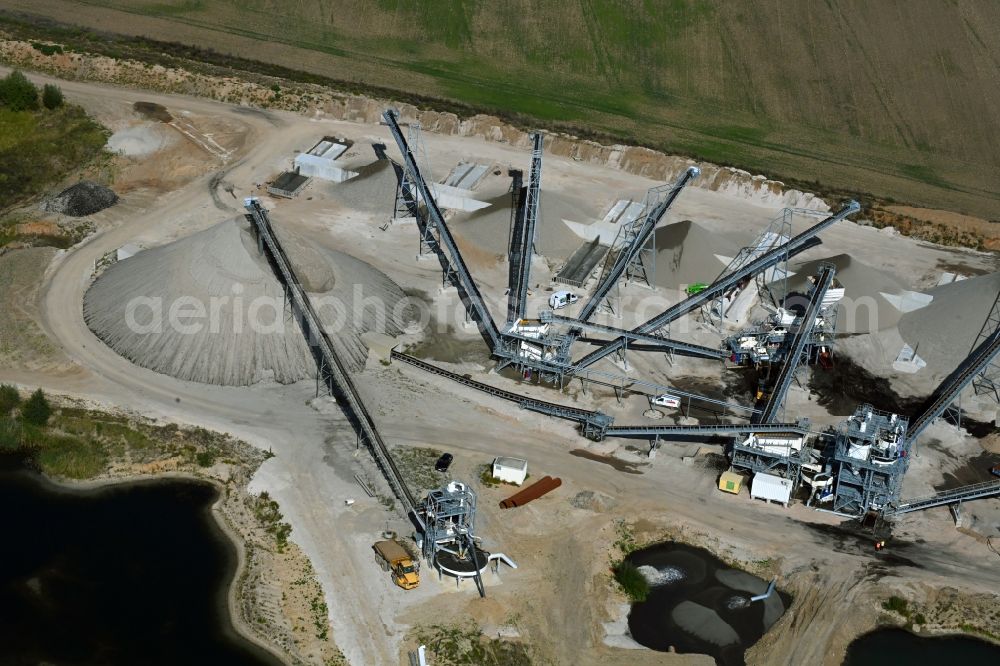 Kemberg from the bird's eye view: Site and tailings area of the gravel mining of Fenger Beton und Kies GmbH & Co KG on B182 in the district Rackith in Kemberg in the state Saxony-Anhalt, Germany