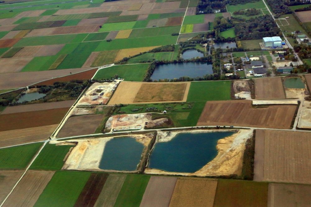 Aerial photograph Erding - Site and tailings area of gravel mining with quarry ponds at the Wartenberger street in Erding in the state Bavaria, Germany