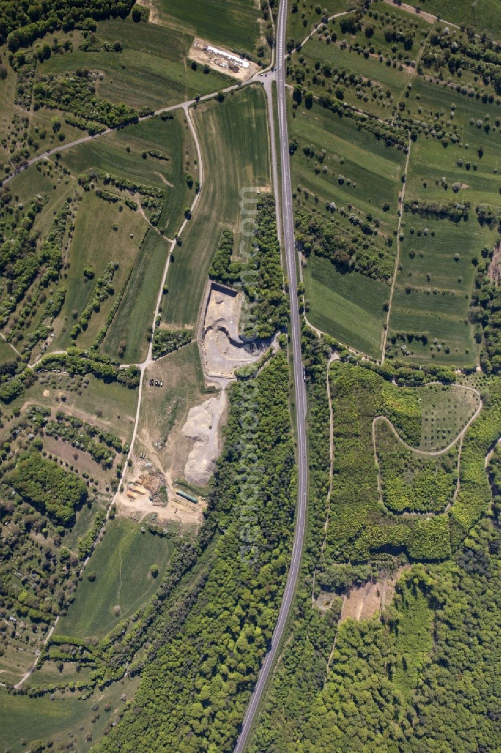 Kämpfelbach from the bird's eye view: Site and tailings area of the gravel mining in the district Ersingen in Kaempfelbach in the state Baden-Wuerttemberg, Germany