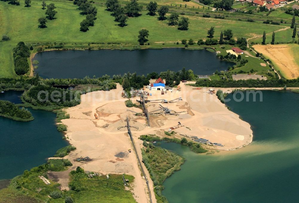 Sömmerda-Leubingen from above - In the south of Leubingen, a district of Soemmerda in Thuringia are gravel pits. These are used both as a lake, in other areas builds Dyckerhoff GmbH in a gravel pit further aggregates for concrete gravel and sand from