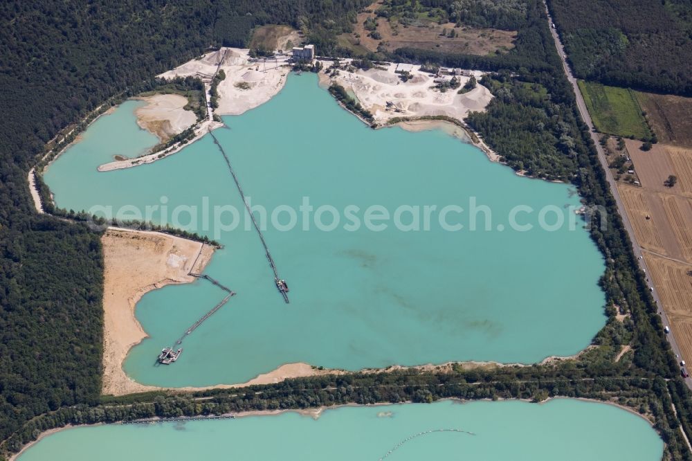 Neumalsch from the bird's eye view: Lake shore and overburden areas of the quarry lake and gravel open pit Kieswerk on Hardteck Wenzelburger and Stueckle GmbH & Co. in Neumalsch in the state Baden-Wuerttemberg, Germany
