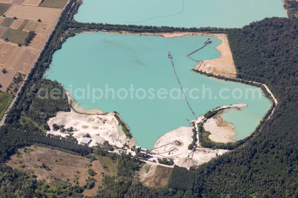 Aerial photograph Neumalsch - Lake shore and overburden areas of the quarry lake and gravel open pit Kieswerk on Hardteck Wenzelburger and Stueckle GmbH & Co. in Neumalsch in the state Baden-Wuerttemberg, Germany