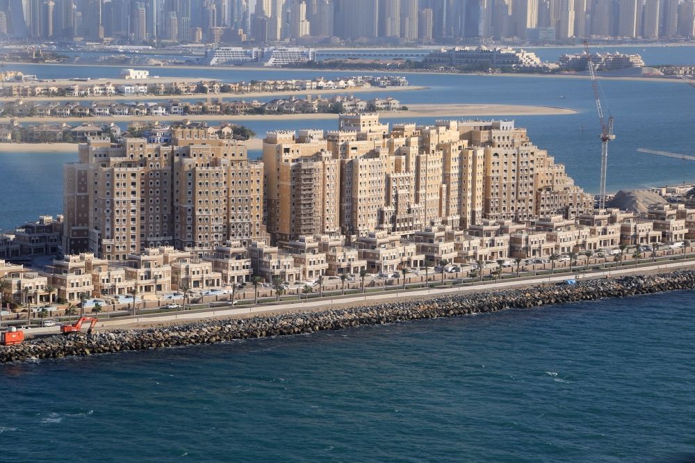 Aerial image Dubai - Kingdom of Sheba and Balqis Residences on the crescent of the Palm Jumeirah island in Dubai in United Arab Emirates