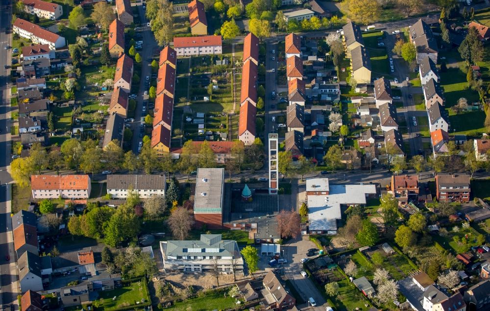 Aerial photograph Hamm - Church and daycare center St. Theresia in a residential area in the Heessen part of Hamm in the state of North Rhine-Westphalia