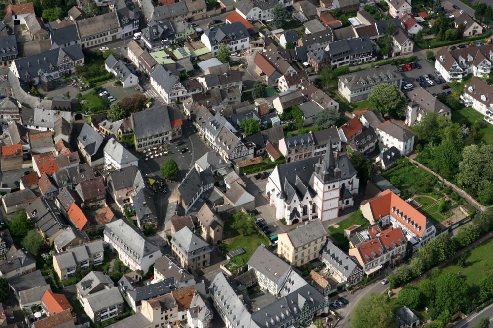 Oestrich-Winkel from the bird's eye view: View over the church Saint Martin in Oestrich-Winkel in Hesse
